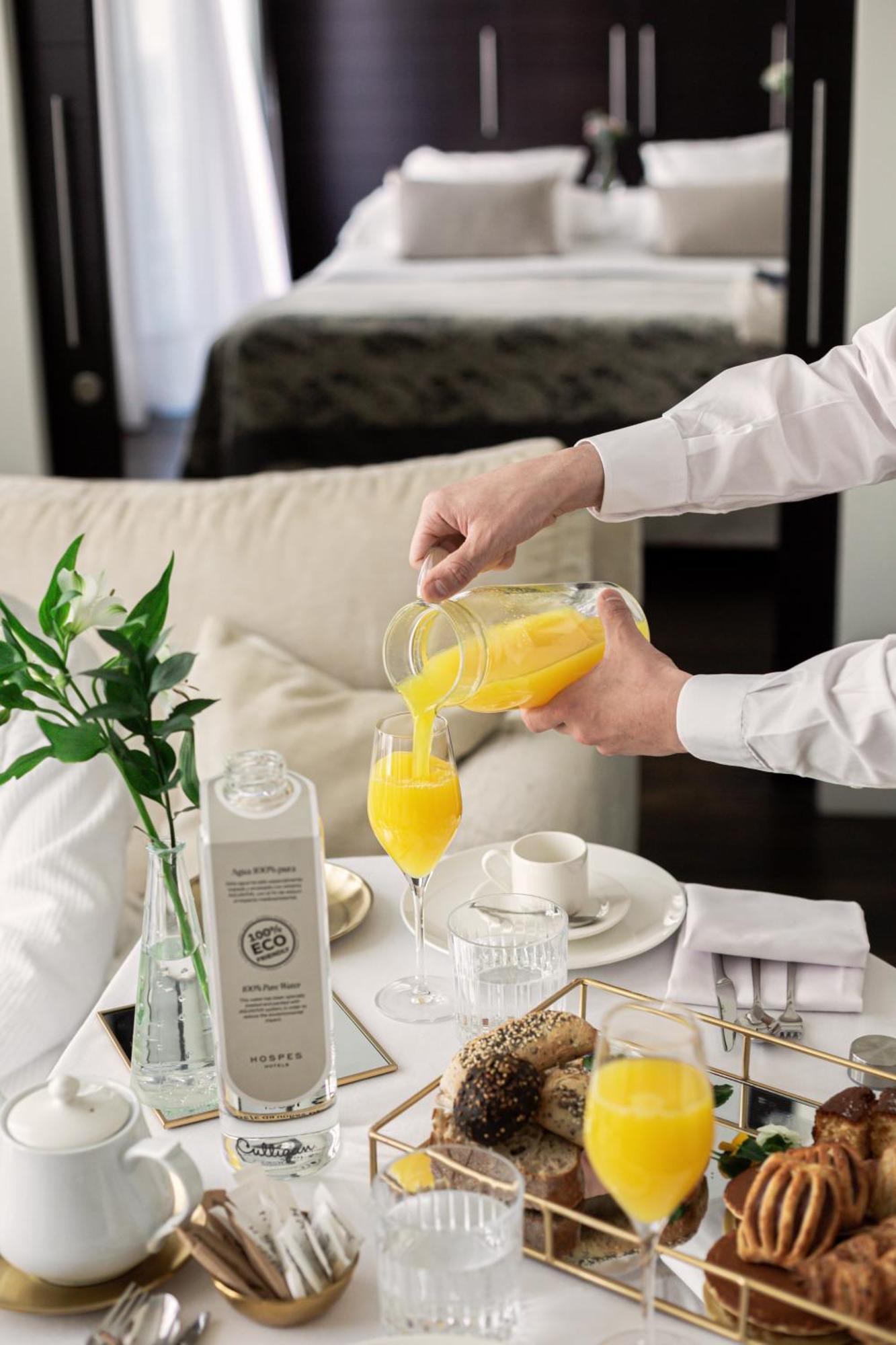Hotel Hospes Palau de La Mar à Valence Extérieur photo A person pouring orange juice